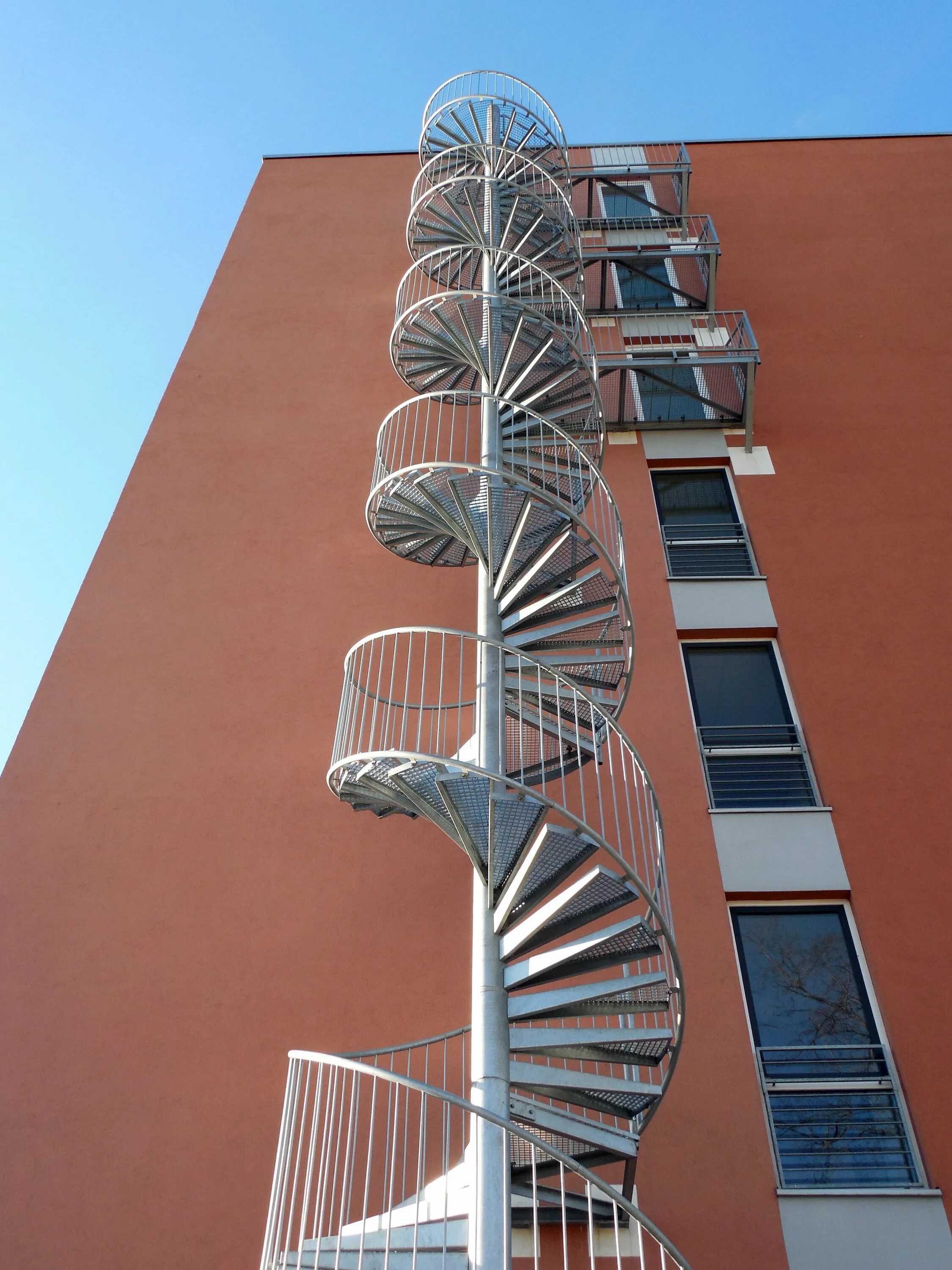 Типы вертикальных лестниц. Винтовая лестница МЭИ Лефортово. Винтовая лестница Калгари 140. Спиральная противопожарная эвакуационная лестница. Наружная винтовая лестница.