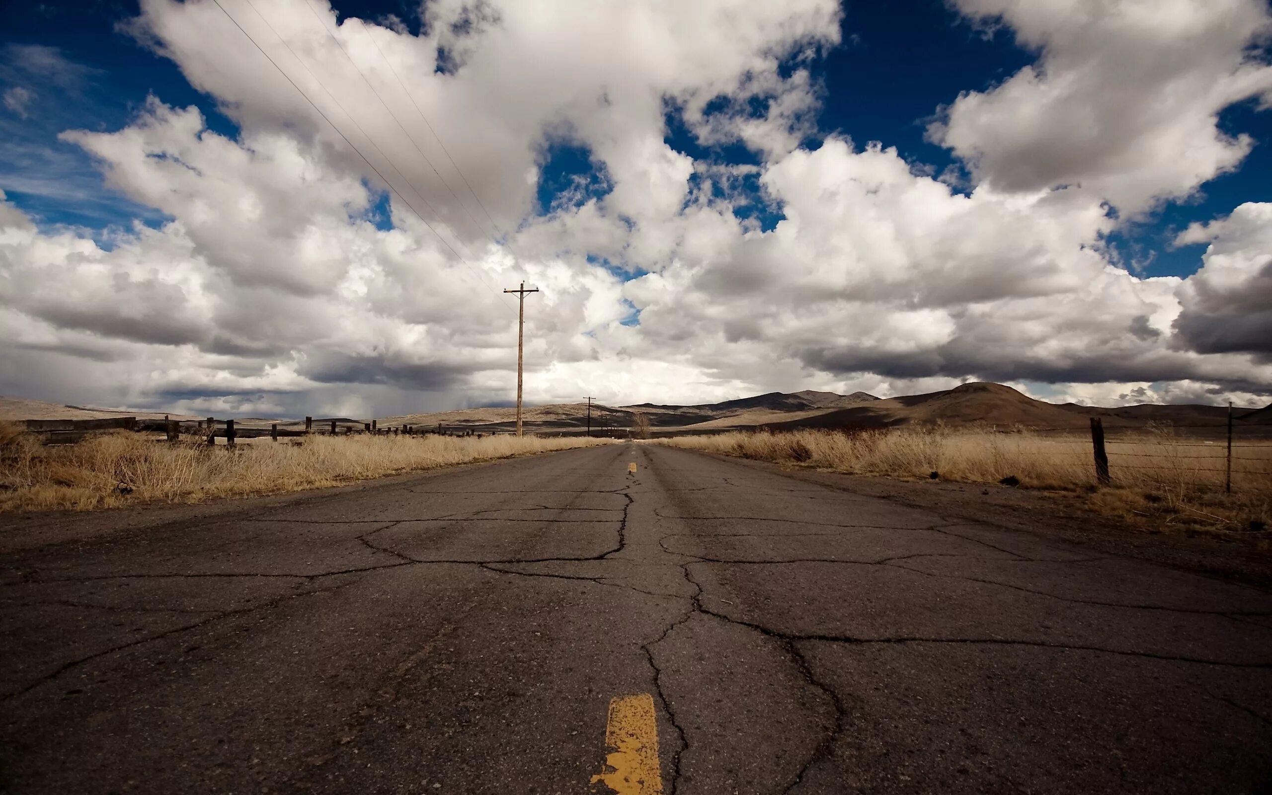 Дорога со старым. Дорога в пустыне. Дорог пустая. Пустыня с дорогой. Разрушенная дорога.