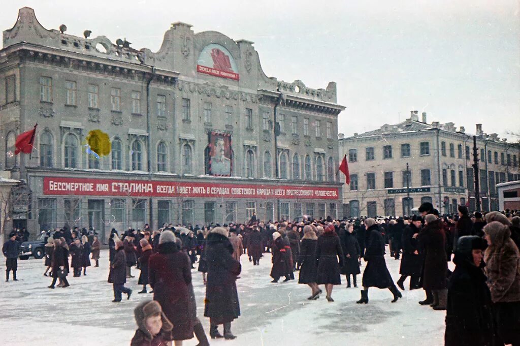 Советский очевидно. Площадь революции Саратов. Саратов СССР. Саратов площадь революции на 1 мая. Саратов в 1953.