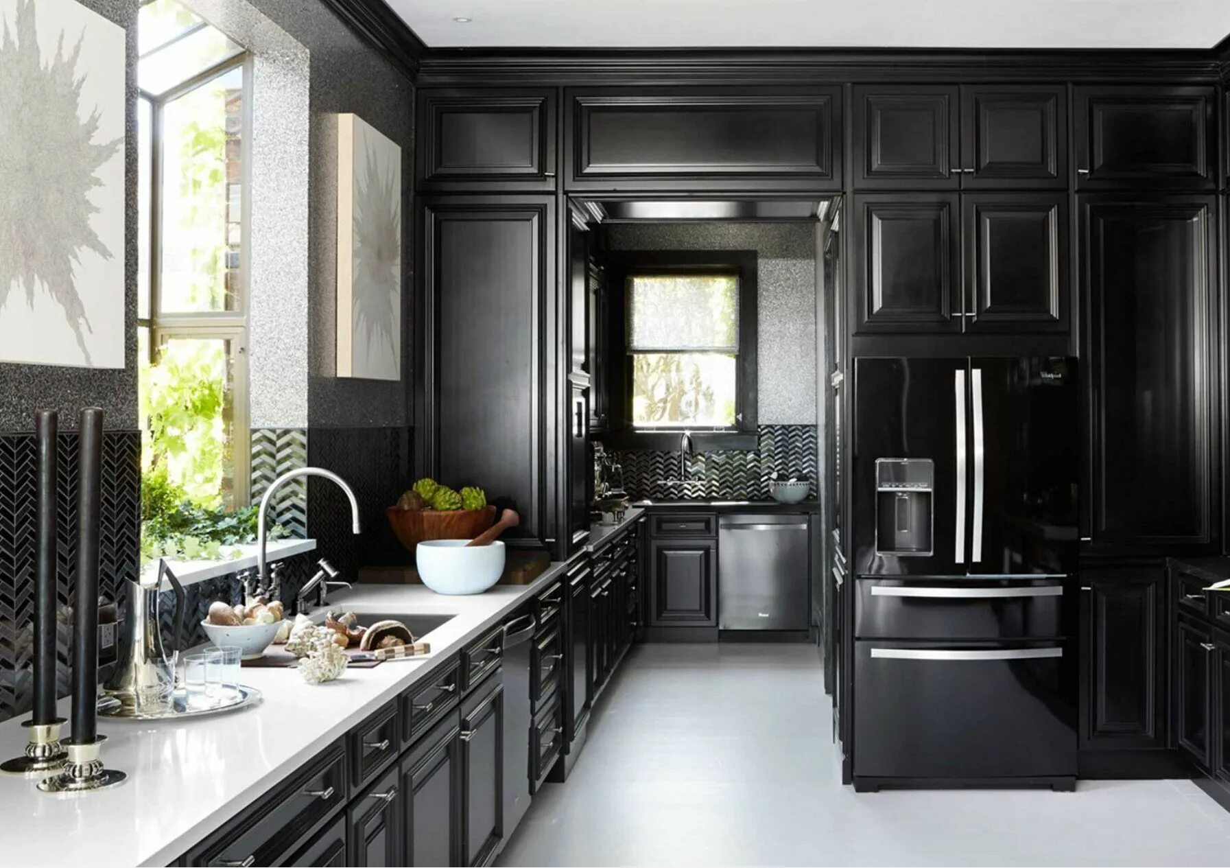 Золотая черная кухня. Черная кухня классика. Классическая черно белая кухня. Черный фасад кухни классика. Кухня с черными фасадами.