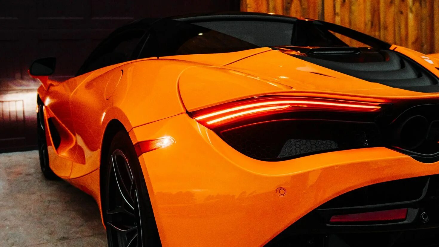 Включи оранжевый автомобиль. Оранжевый Макларен СЛР. Автомобиль оранжевый. Оранжевая машина.