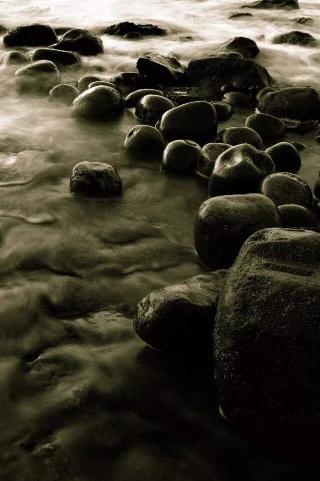 Песни камень и вода. Камни в воде. Каменная вода. Водяной камень. Черные камни в воде.