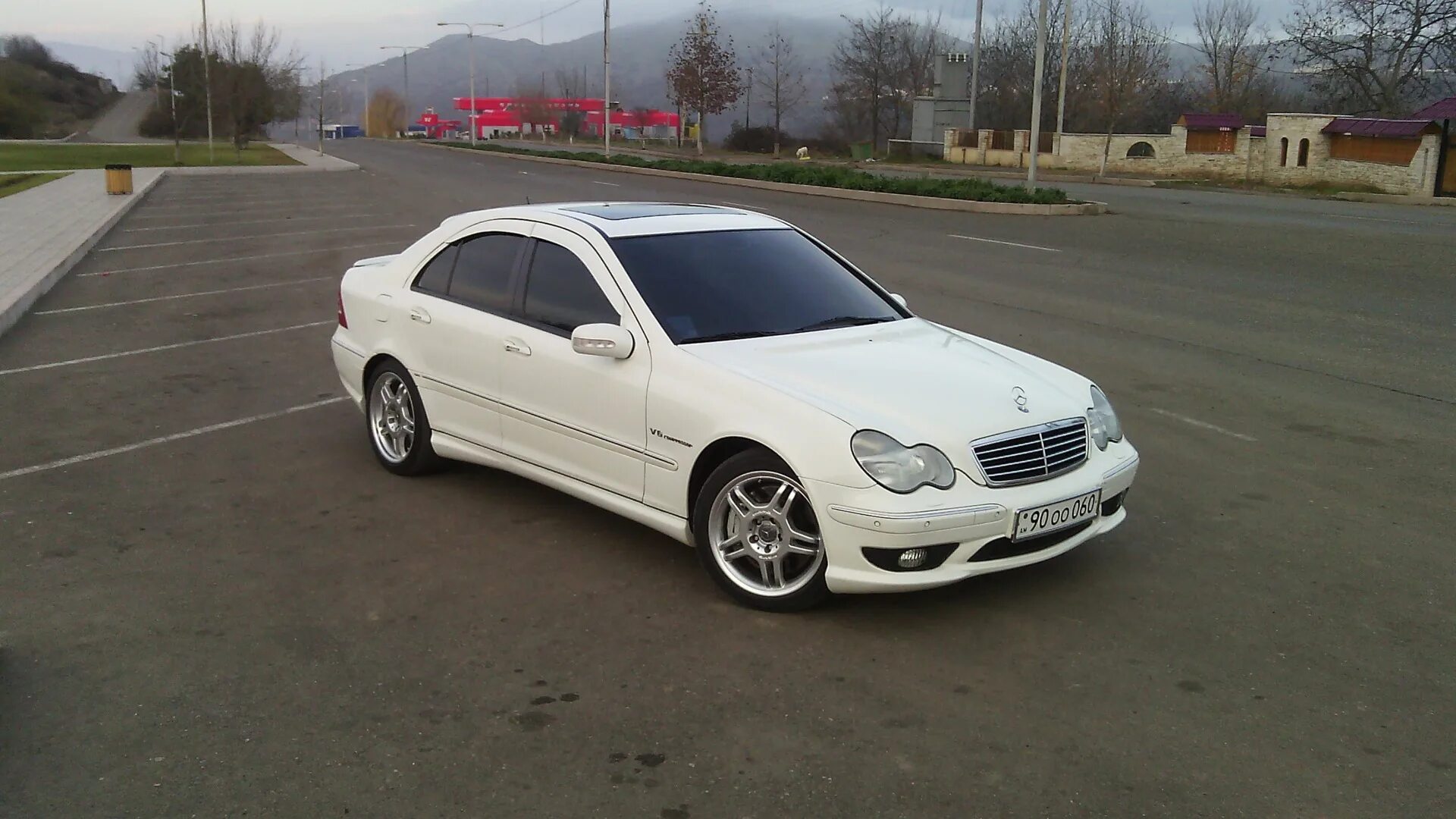 Mercedes c32 AMG w203. Мерседес 203 белый. Мерседес w203 AMG белый. Mercedes c w203 AMG 2002.