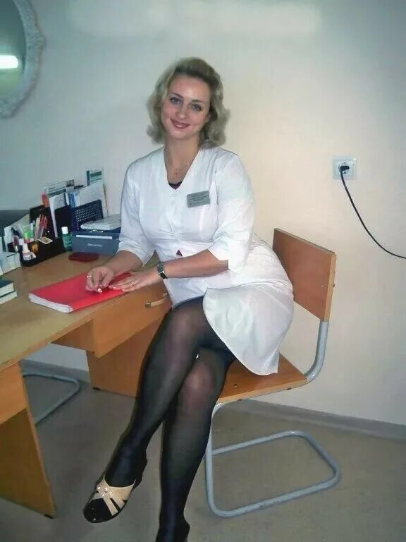 Ножонка. Медсестра ноги. Женщина врач красивая ноги. Врач женщина колготки. Красивые ножки медработниц.