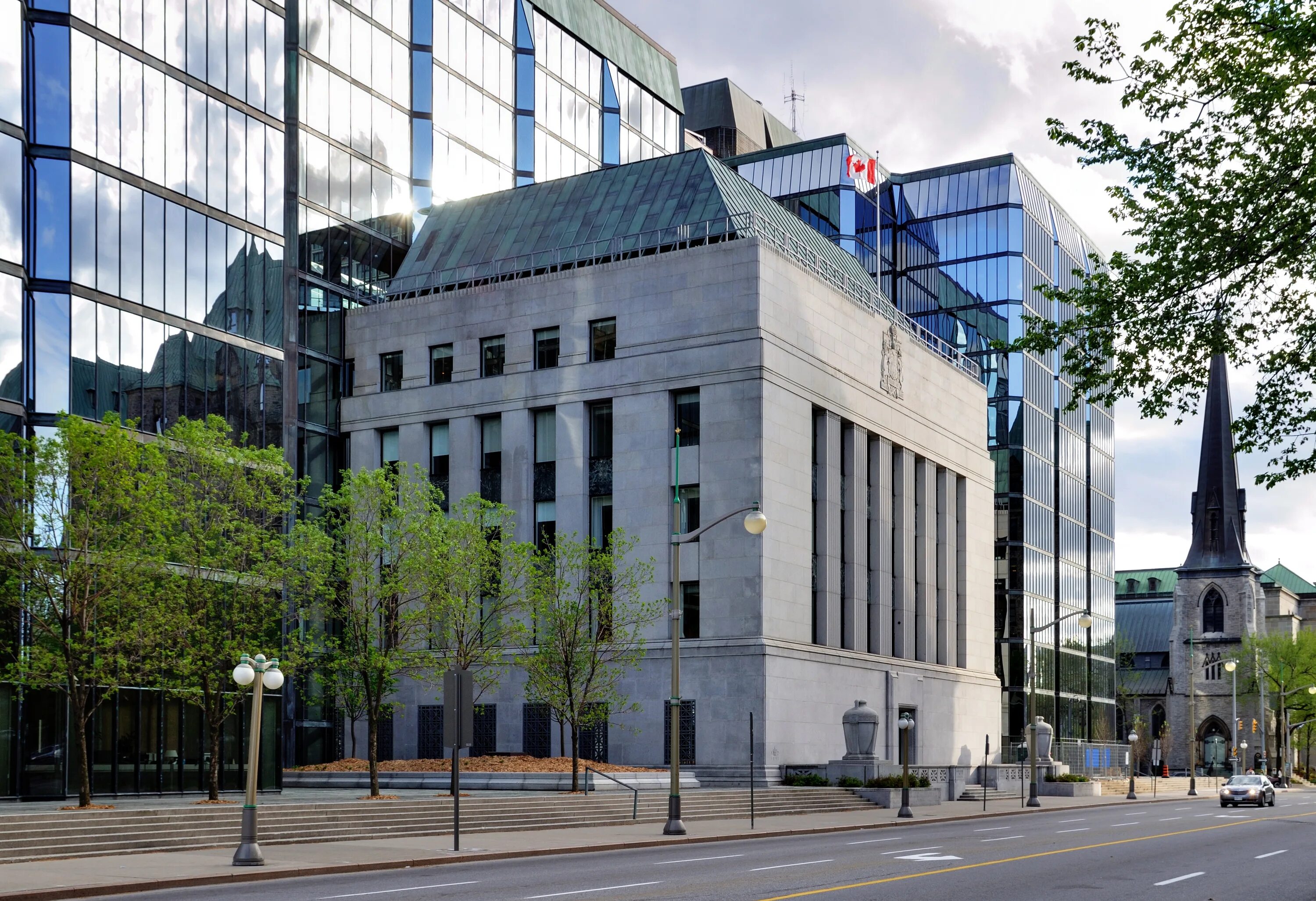 Situated on the banks. Национальный банк Канады. Центральный банк Канады (банк Канады). Музей банка Канады в Оттаве.