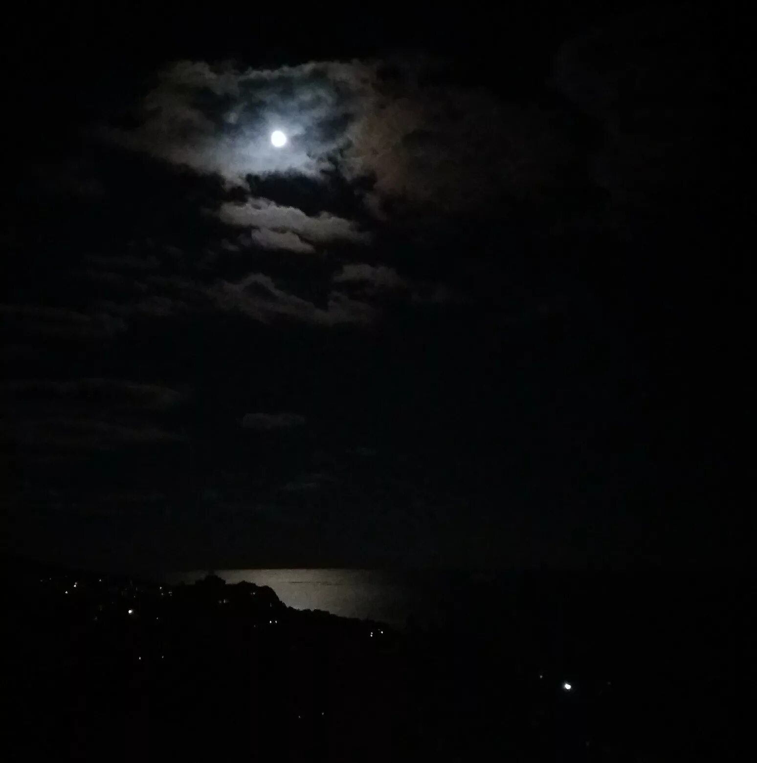 Освещенный край Луны. Луна освещает Серуна. Подсвеченная луной полоса облаков. Луна освещает Серуна,прикол. Осветила луна песня