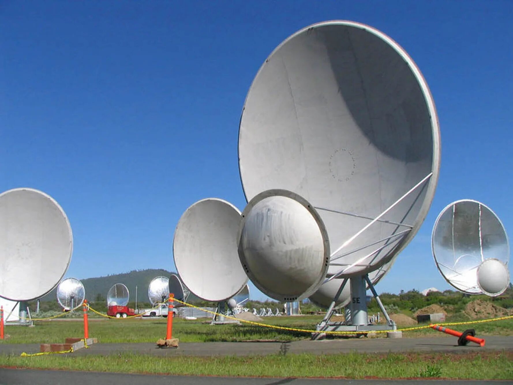 Двухзеркальная параболическая антенна. Спутниковая тороидальная двухзеркальная антенна t90. Двухзеркальная антенна Кассегрена. Двухзеркальные антенны Грегори. Seti programme