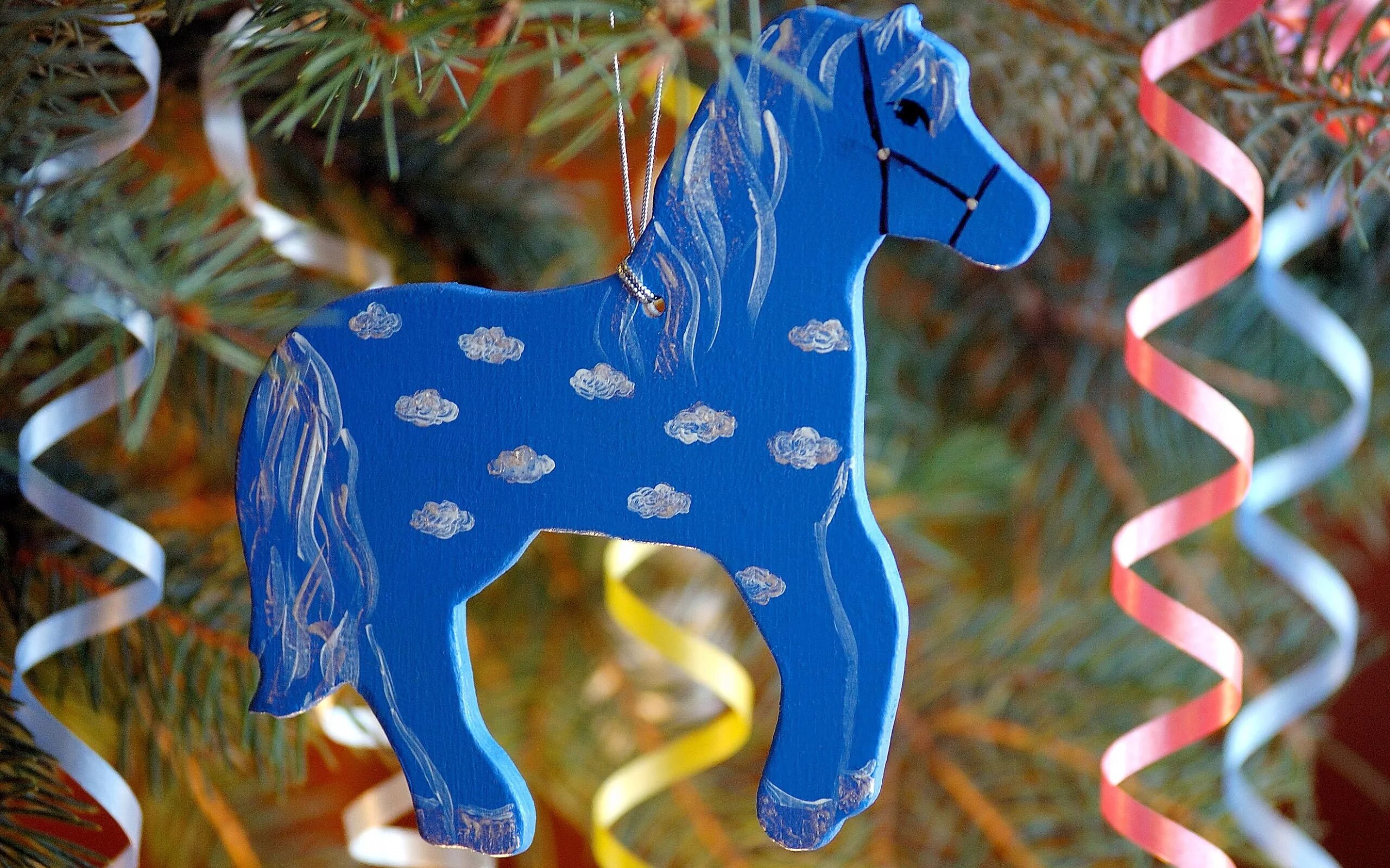 Лошадь 2017 году. Елочная игрушка лошадка. Деревянная лошадка на елку. Новогодние лошадки. Ёлочная игрушка лошадь.