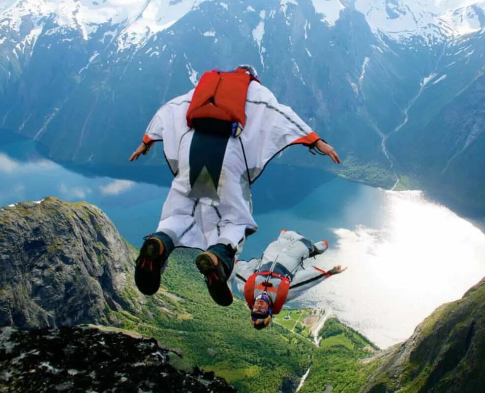 Человек в горах. Go over the mountain. Парень в горах. Пешеходный туризм. Вершина горы.