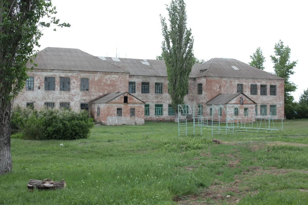 Старая school. Стыла школа старое здание. Первомайская средняя школа Кашарский район. Школа Россия здание старое. Ветхая школа.