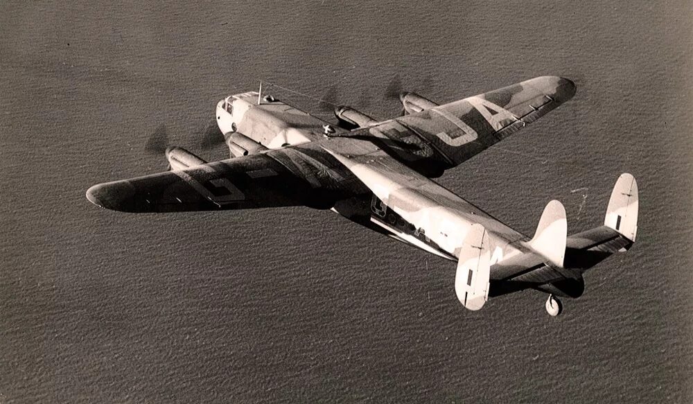Штурмовик британии. Авро Йорк самолет. Avro 683 "Lancaster", бомбардировщик. Avro Lancaster самолёты Великобритании. Ланкастер Йорк самолет.