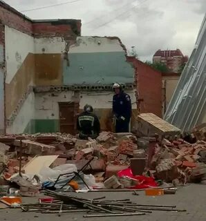 Упала стена