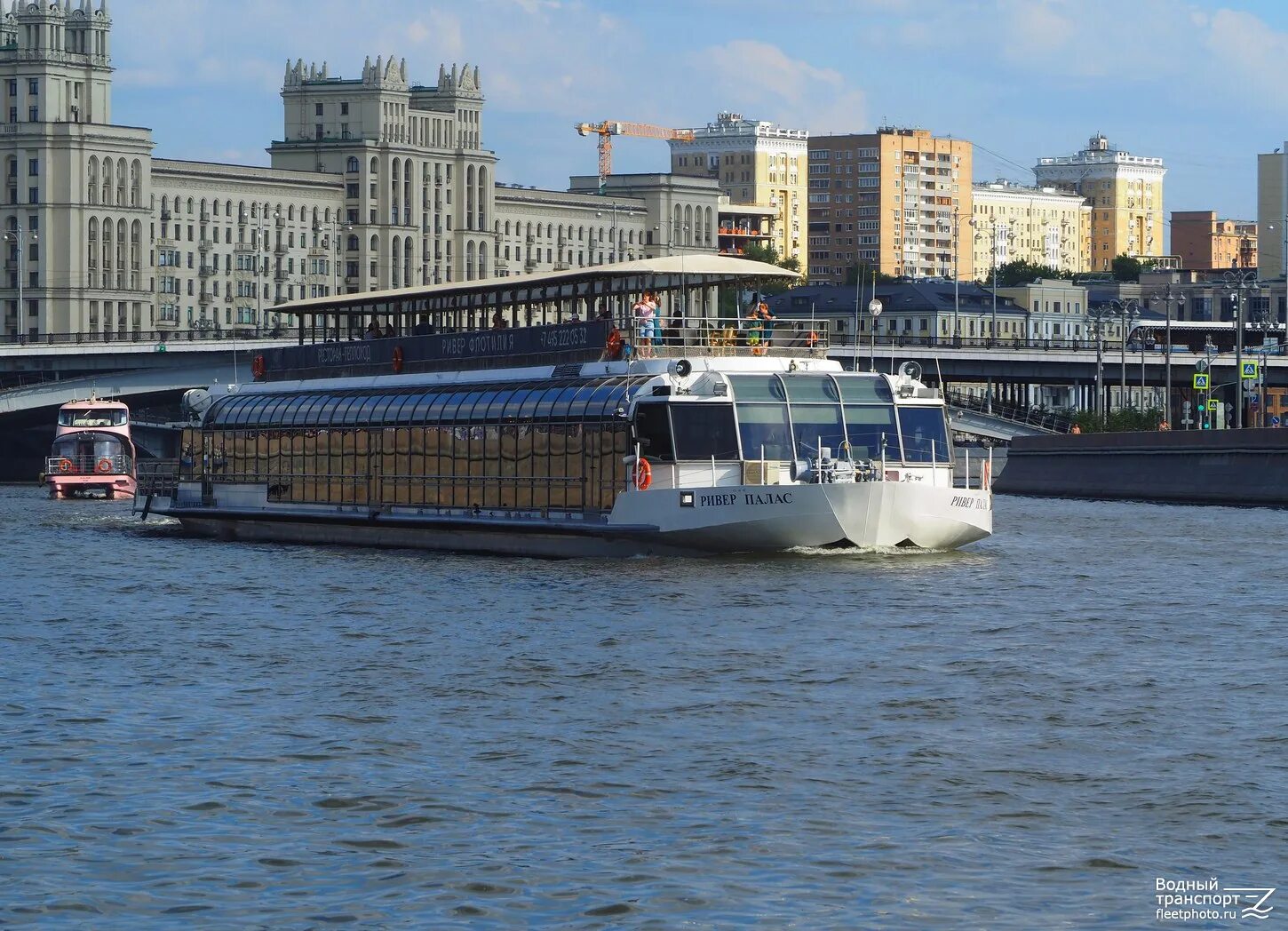 Прогулка на теплоходе палас. Яхта ривер палас. river palace теплоход. ривер пэлас москва река. ривер палас теплоход москва.