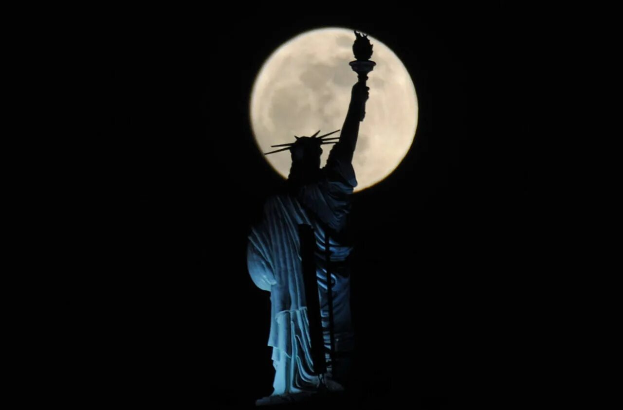 Спирка сайт хоть луну. Луна скульптура. Статуя Луны. Статуя Христа на фоне Луны. Супер Луна.