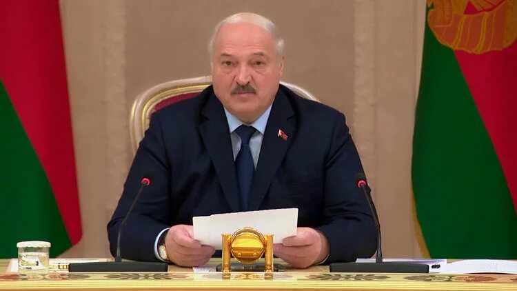 Где живет лукашенко. Лукашенко. Где Лукашенко. Флаг где живет Лукашенко.