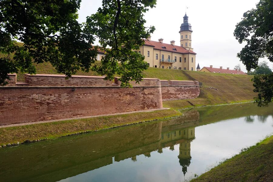 Несвижский замок парк. Несвижский замок (несвиж). Минск несвижский замок. Несвижские островки. Несвижский замок арсенал.