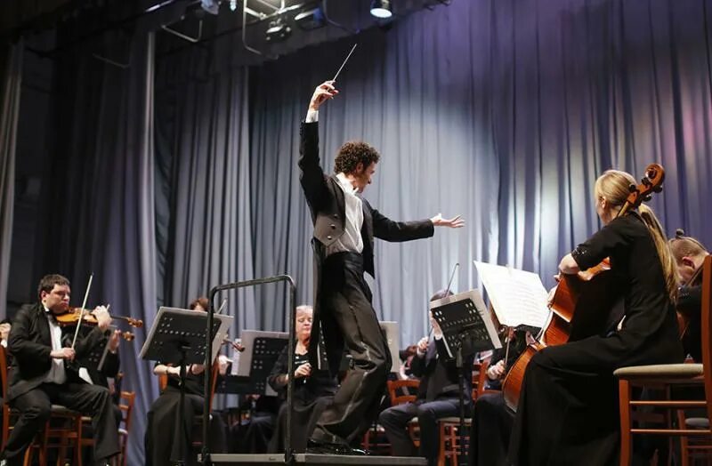 Музыканты в московском метрополитене. Выступление музыкантов. Группа симфоническое кино. Каспарян симфокино. Калуш оркестра солист.