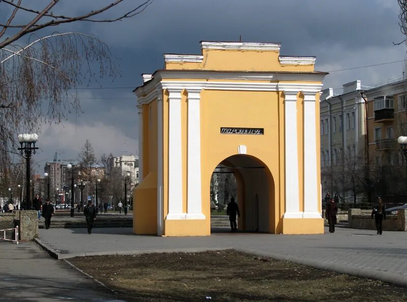 Тарские ворота Омской крепости. Тарские ворота архитектура Омск. Достопримечательности Омска Тарские ворота. Тарские ворота музей Омск.