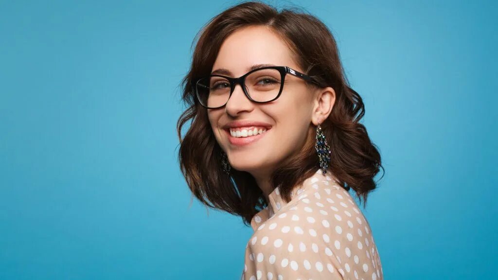 Is wearing glasses. Фотопортрет в очках. Is wearing glasses. Стильные очки для зрения. Is wearing glasses.