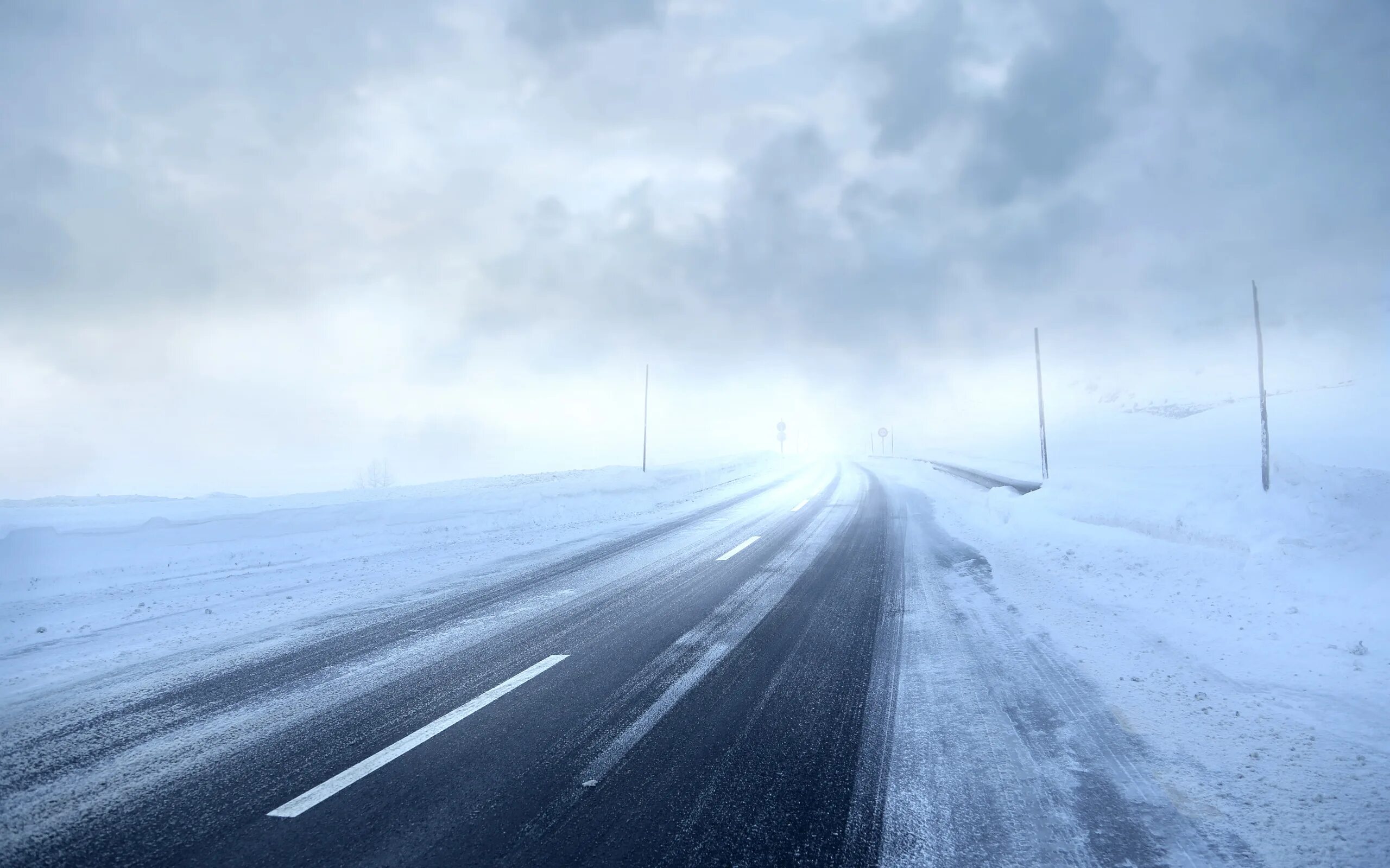 Снег на дороге. Трасса зима. Заснеженная дорога. Зимняя дорога. Сугроб сугробы туман