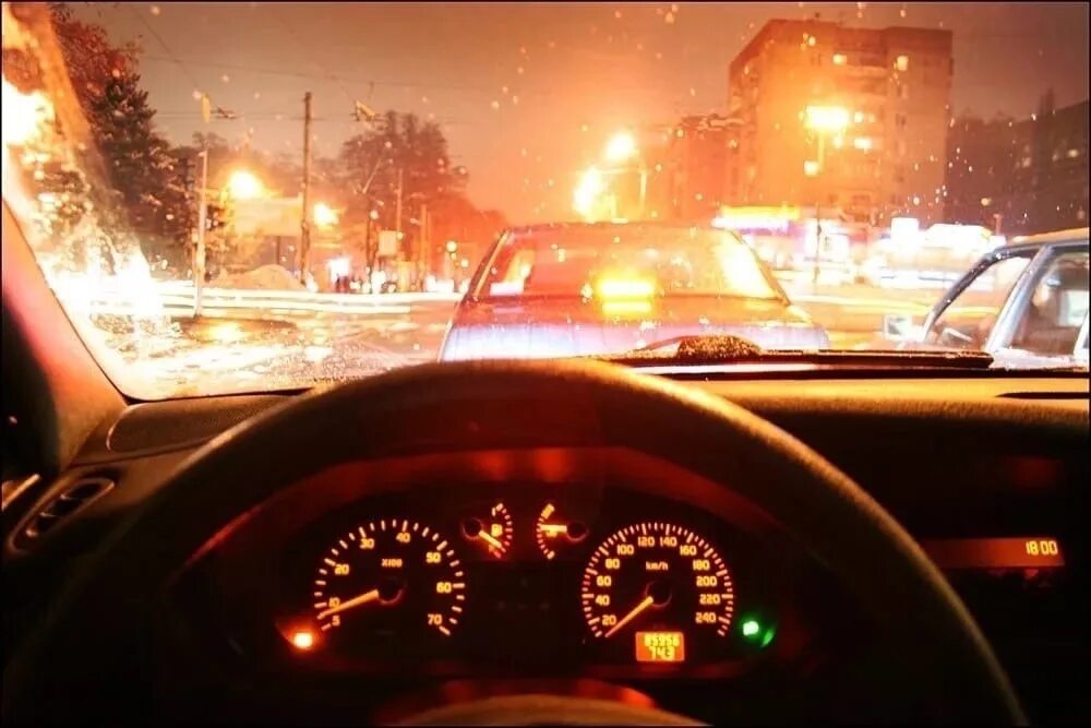 За рулем машины ночью. Парень за рулем бмв. Очки ночью как днем выбрать для вождения автомобиля ночью. День ночь за рулем. Ночью за рулем трасса.