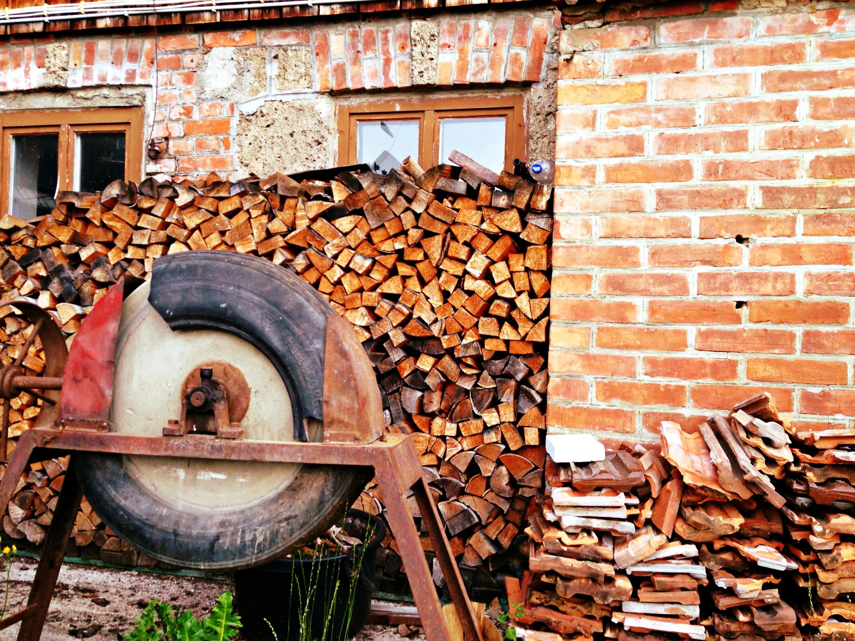 Купить дрова бабушке. Дрова и кирпичи. Старые дрова. Кирпичные дрова. Жги старые дрова.