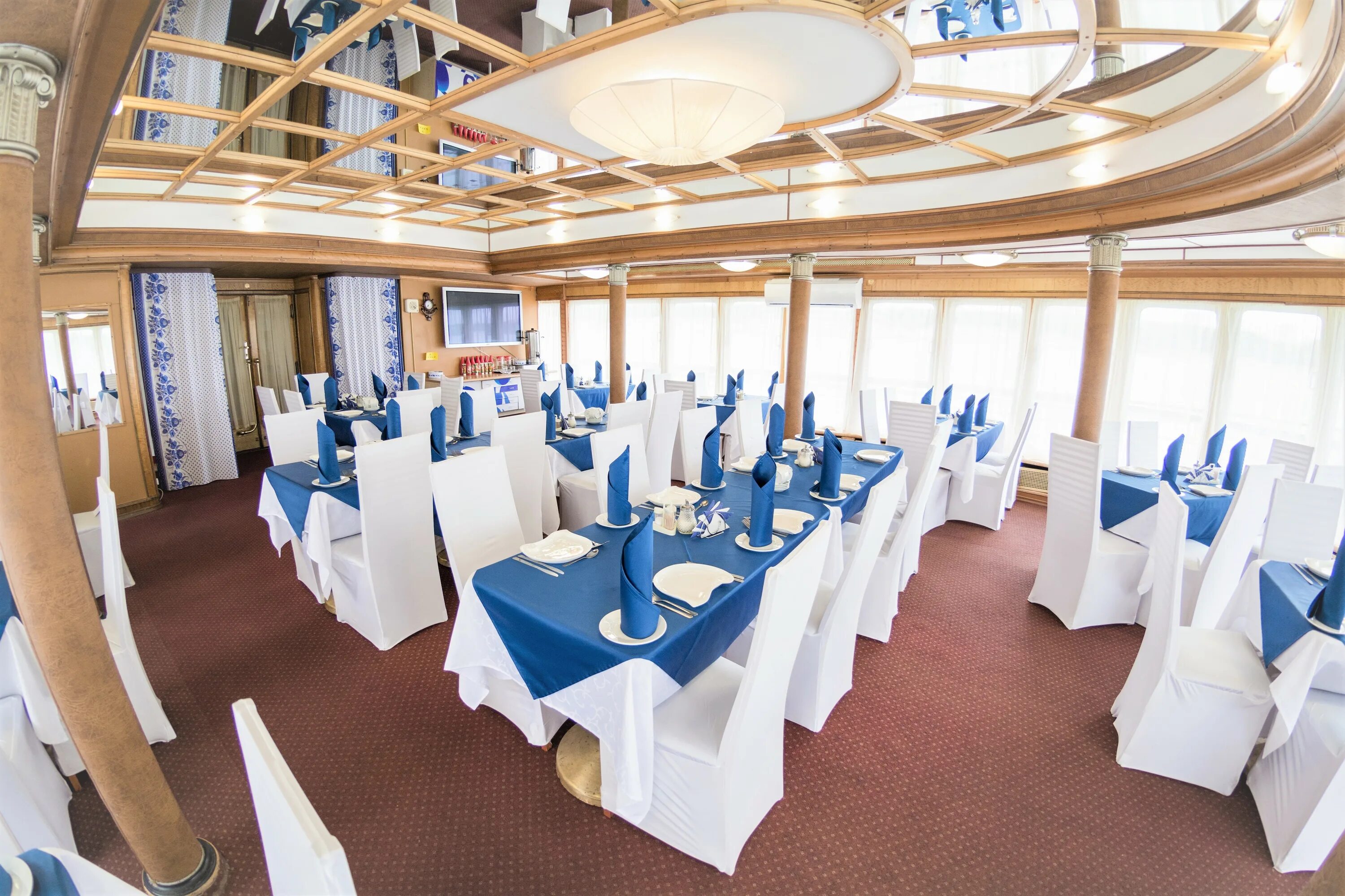 Лайнер москва снять. Ривер палас теплоход. Лайнер москва снять. Ривер лаунж теплоход. Речной круиз теплоход лебединое озеро.