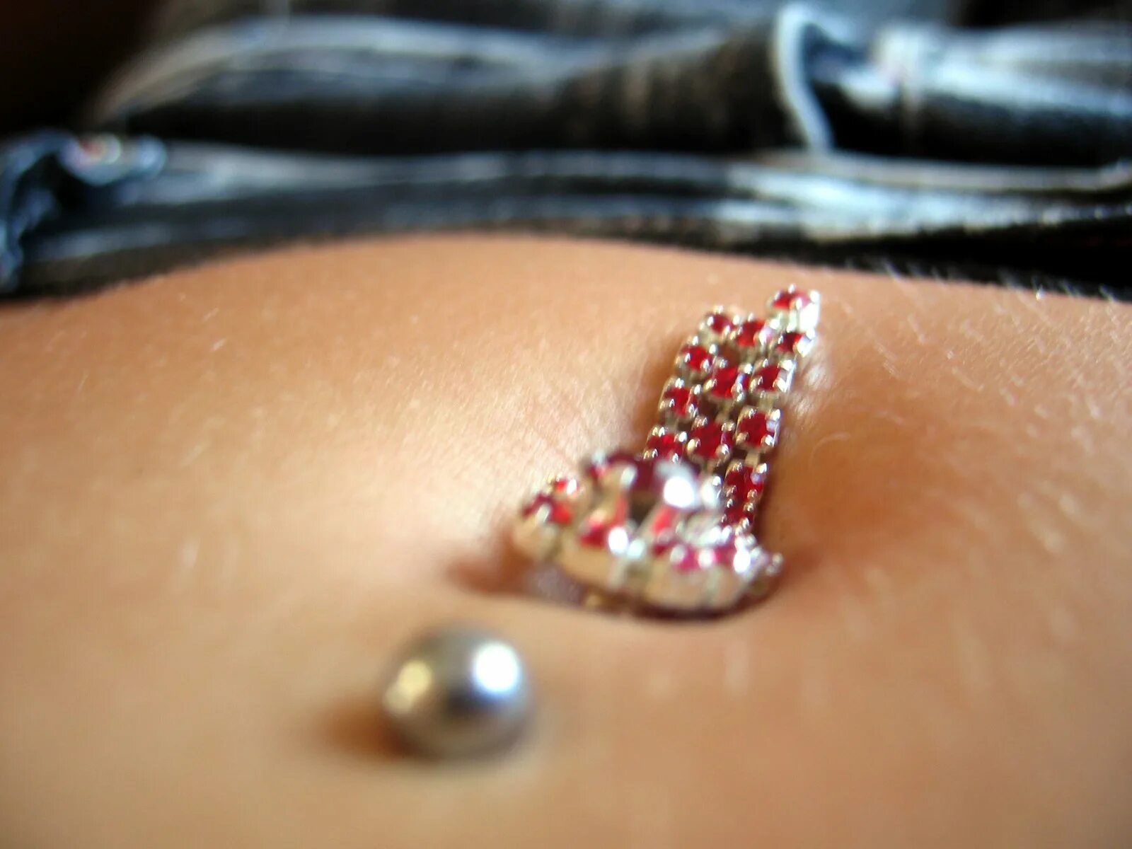 Женский интимный пирсинг. Прокол интимных мест. Джессика альба проколола пупок. Пирсинг пупка вертикальный. Прокол интимных мест.