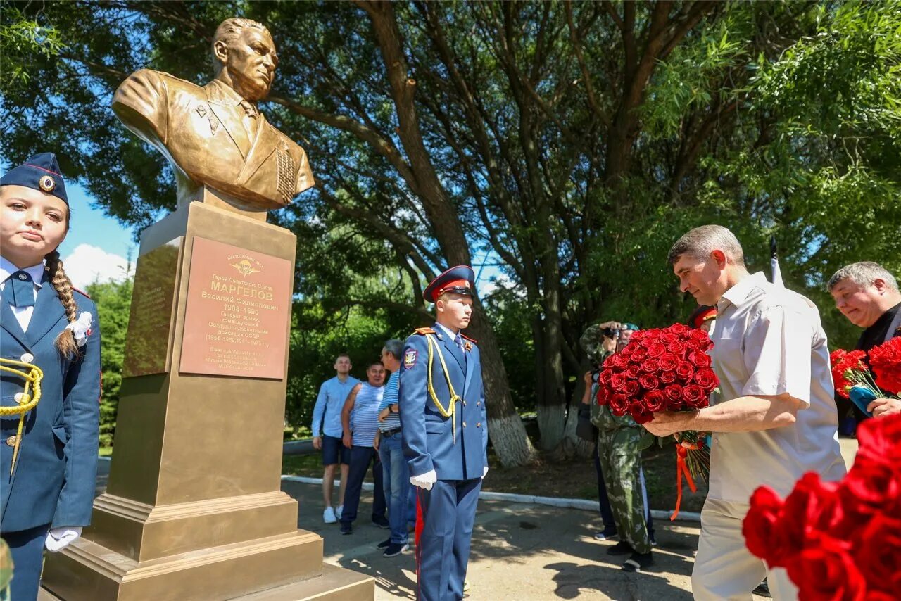 Новый памятник установят новости. Памятник Василию Маргелову. Памятник генералу Маргелову. Памятник Маргелову в Чебоксарах. Памятник Василию Филипповичу Маргелову в Москве.