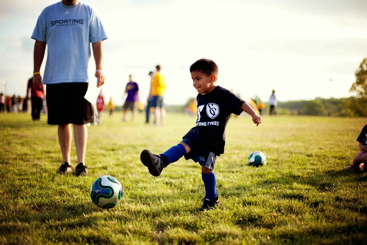 Футбольная школа динамо москва. We was playing football. Дети играют в футбол. Мальчик играет в футбол. We was playing football.