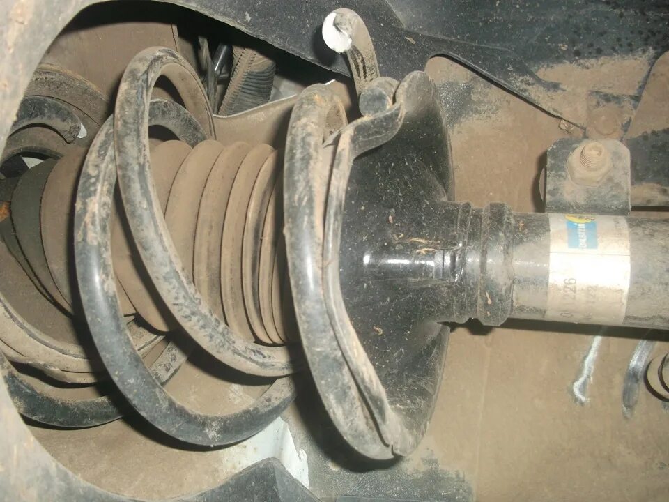 211 2 wd передний амортизатор под пружину. Просели передние пружины форд фокус 2. Лопнула пружина передней подвески infiniti s51. Пружина передней подвески 14229. Ваз 2110 лопнутая пружина задняя.