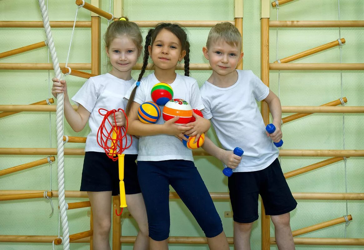 дети на физкультуре в детском саду. дети на физкультуре в детском саду. дети на физкультуре в детском саду. физкультурные занятия в доу. физкультура в детском саду.