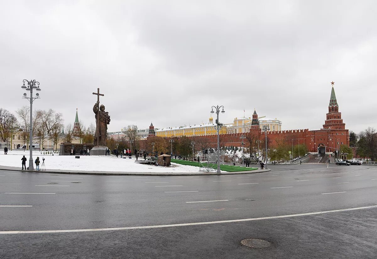 Какому владимиру памятник в кремле. Памятник князю Владимиру в Москве на Боровицкой площади. Москва памятник Владимиру Крестителю Боровицкая площадь. Боровицкая площадь памятник Владимиру.