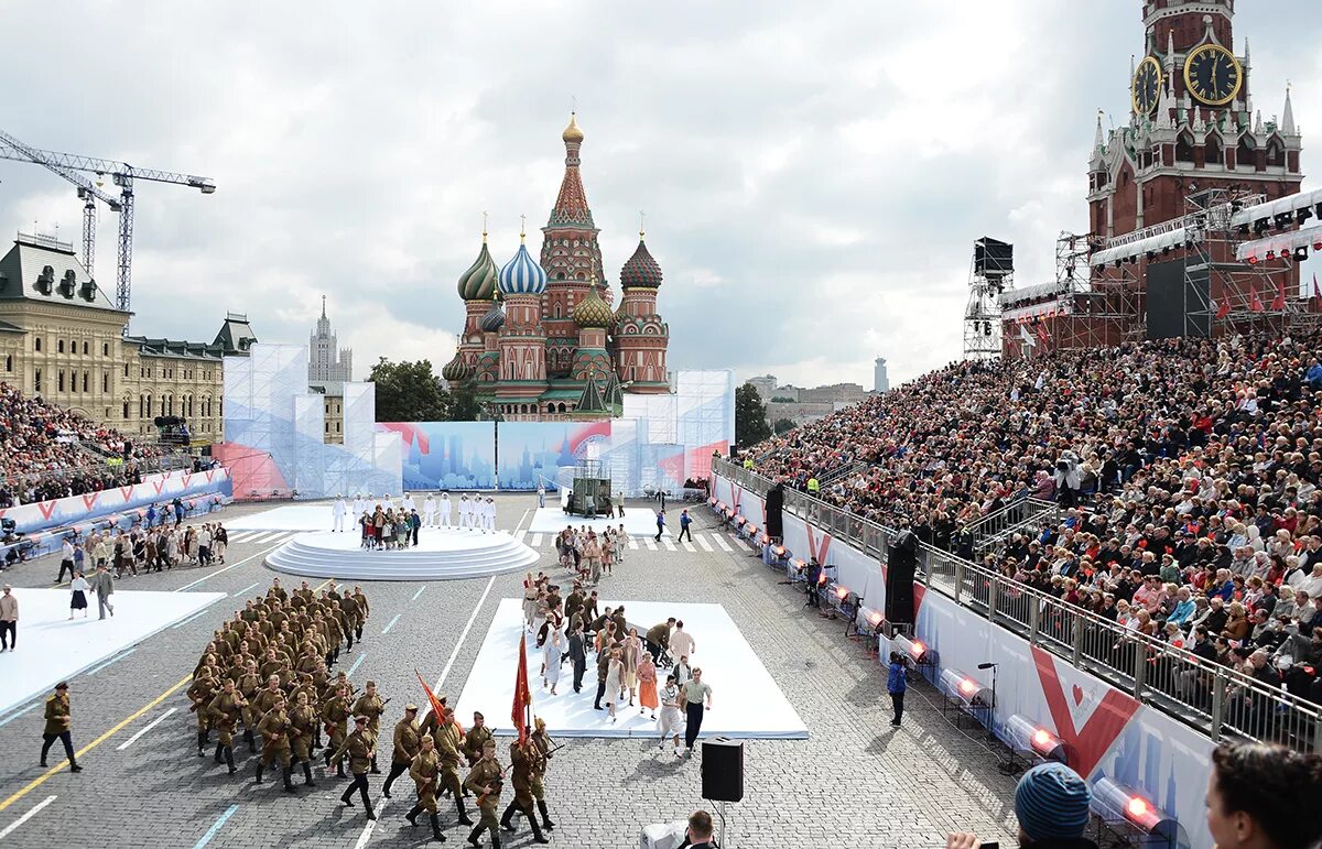 Сегодня на красной площади мероприятия в москве. Красная площадь праздник. Красная площадь мероприятия. Праздник на красной ПЛОЗАД. День города Москва.