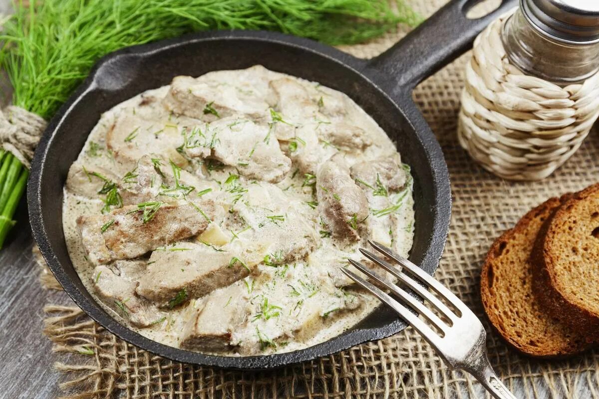 Говяжья печень в сметане вкусно. Печень говяжья в сметане на сковороде. свиная печень в сметане с луком. печень в сметанном соусе на сковороде.