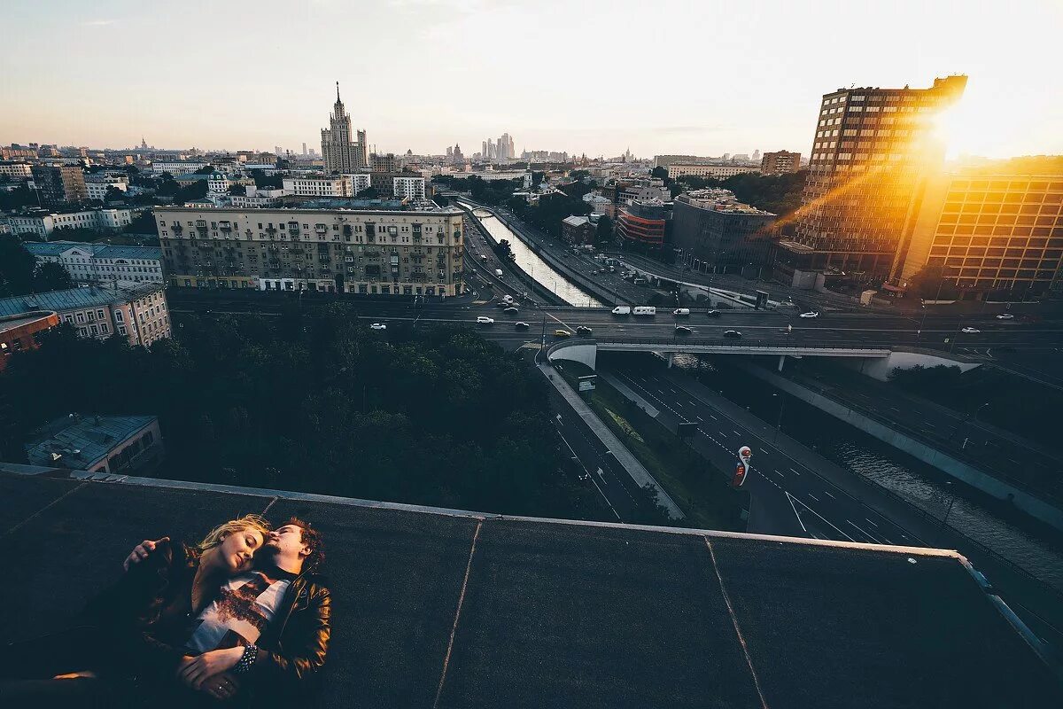 Песни половина полюбила. Цитаты из песен. Фразы из песен. Крыша здания фотосессия. Городские крыши.