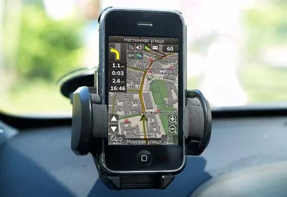 Установить навигатор на телефоне для автомобиля. Навигатор на смартфоне. GPS навигатор в телефоне. Смартфон в машине с навигатором. Навигатор на айфоне.