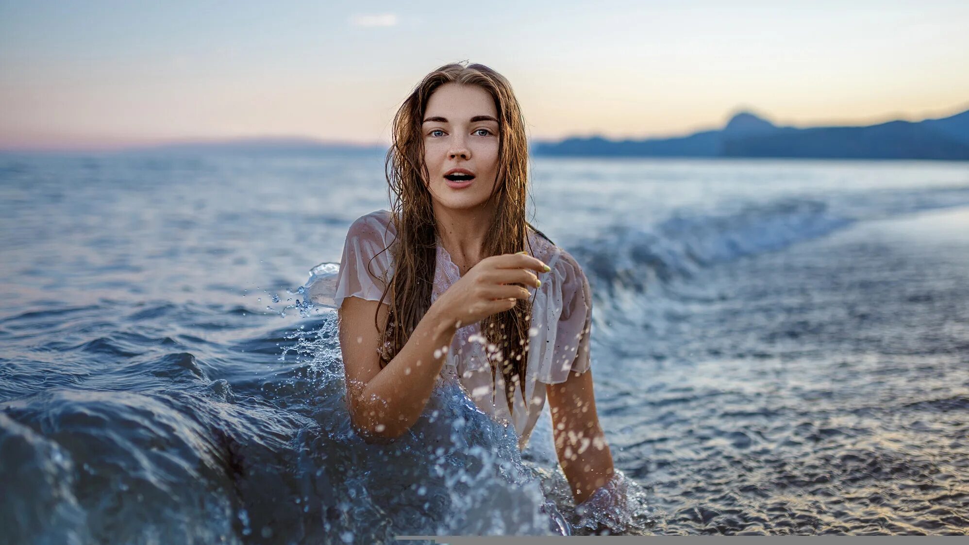 Слушать дай воды. Девушка-море. Фотосессия на море. Фотосессия в воде. Девушка в брызгах воды.