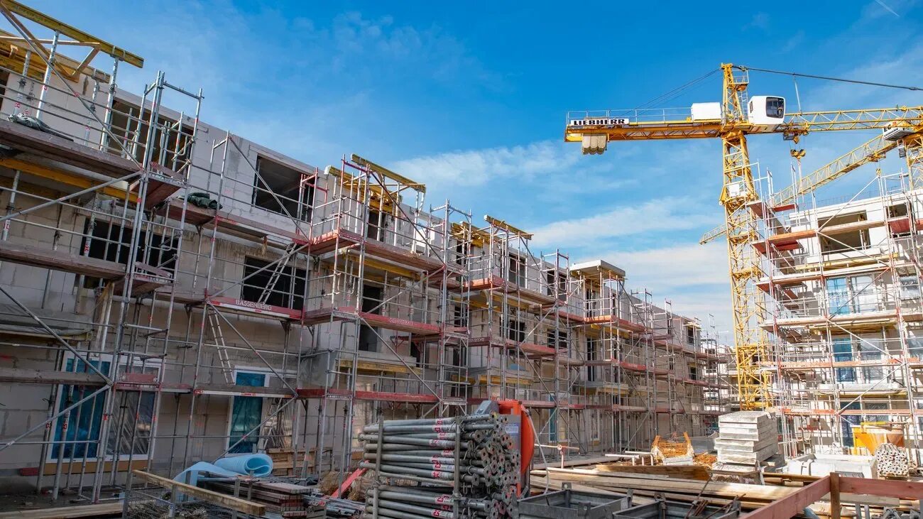 Building constructors. Строительство жилого дома по господдержке. капстроительство. building construction slider. construction site in germany.