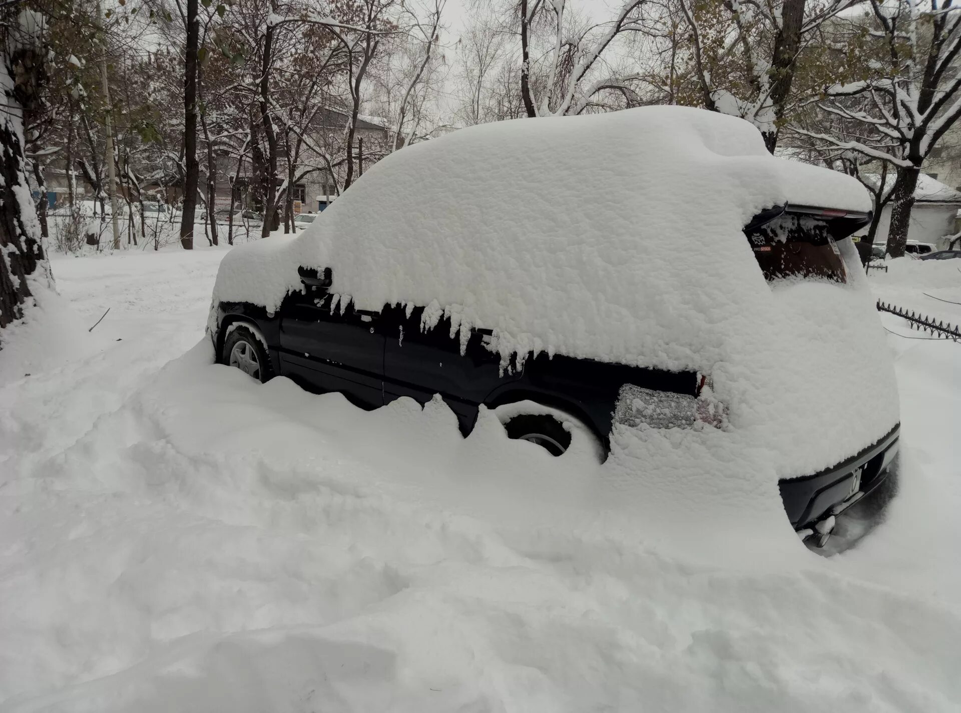 Машина завалена снегом. Снеговая машина. Машина в сугробе. Машина в снегу.