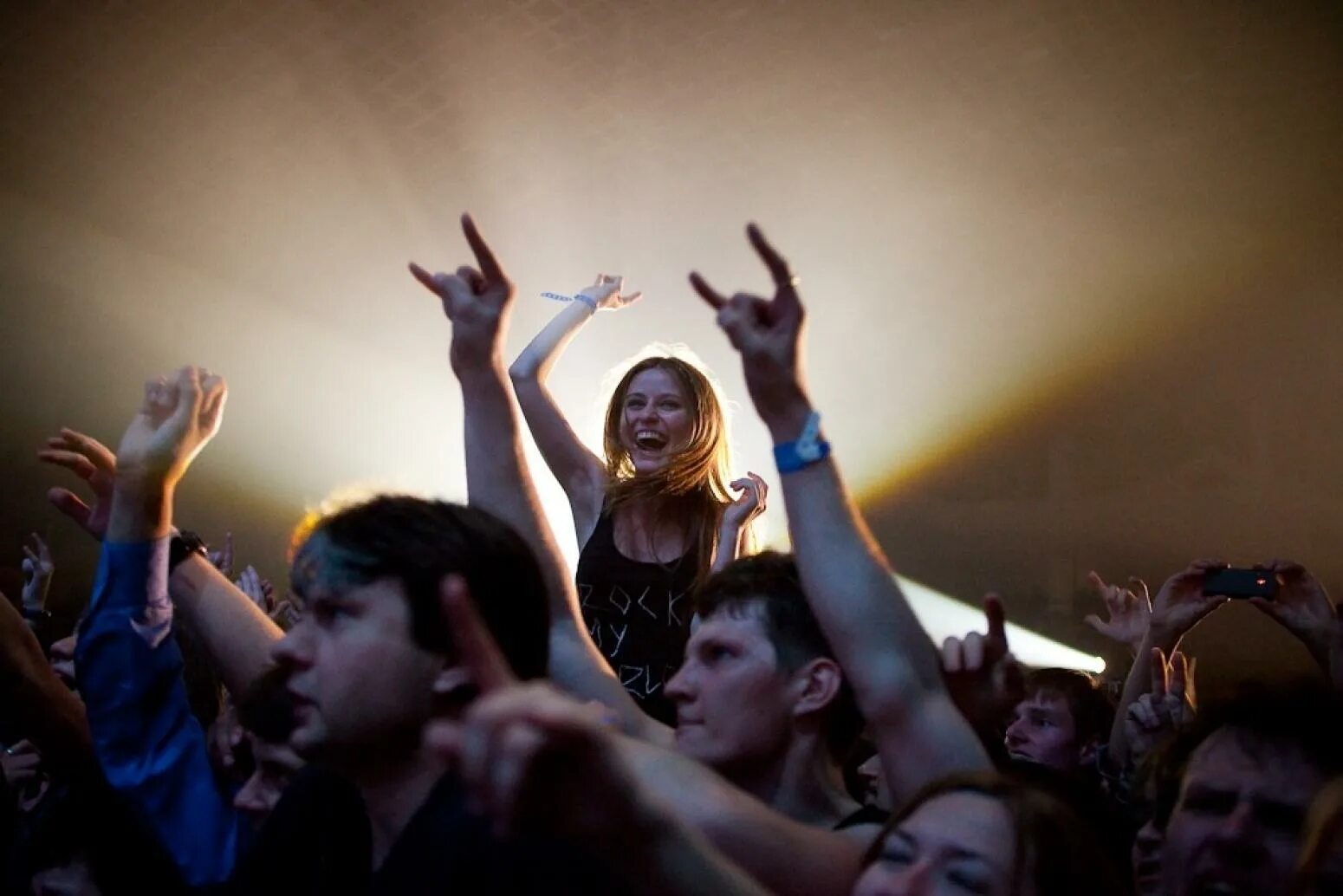 Песня шумная толпа. Толпа людей на вечеринке. Танцующая толпа. Люди на концерте. Рок концерт.