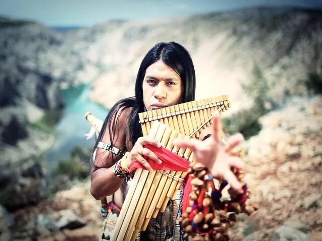 Индейская флейта лео рохас. Лео рохас и его жена амешка. Флейта лео. Как выглядит перуанская флейта. Лео рохас музыкальный инструмент.