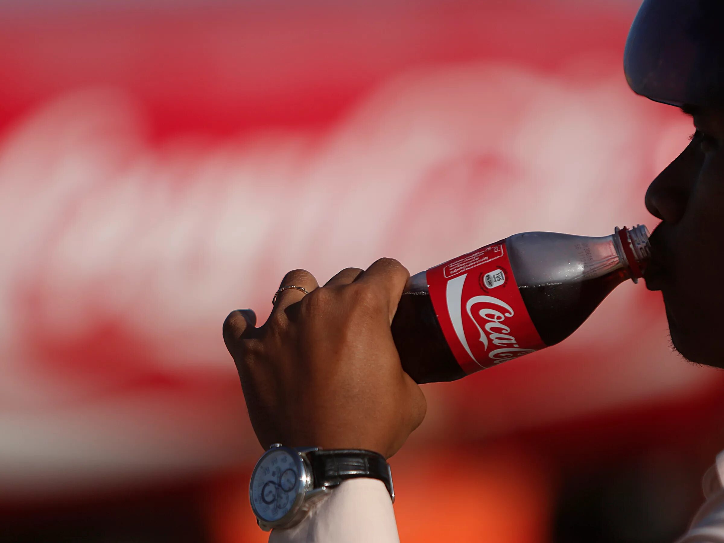 Человек пьющий колу. Кока кола пьют. Пьет колу. Кока кола в Африке. Человек с Кока колой.