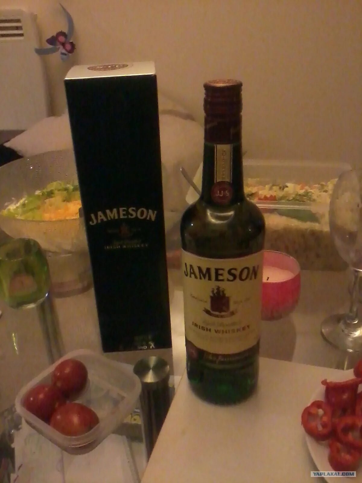 Виски на столе. Виски Jameson на столе. Виски джемисон на столе. Стол с алкоголем. Пьем виски дома