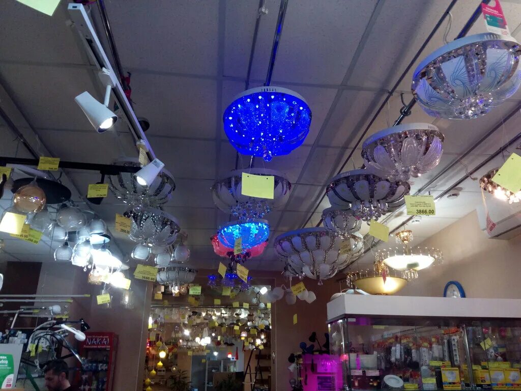 мир света, орёл. магазин люстр и светильников. розничный магазин люстр и света. галерея света румер. оборудование для магазина люстр и светильников.