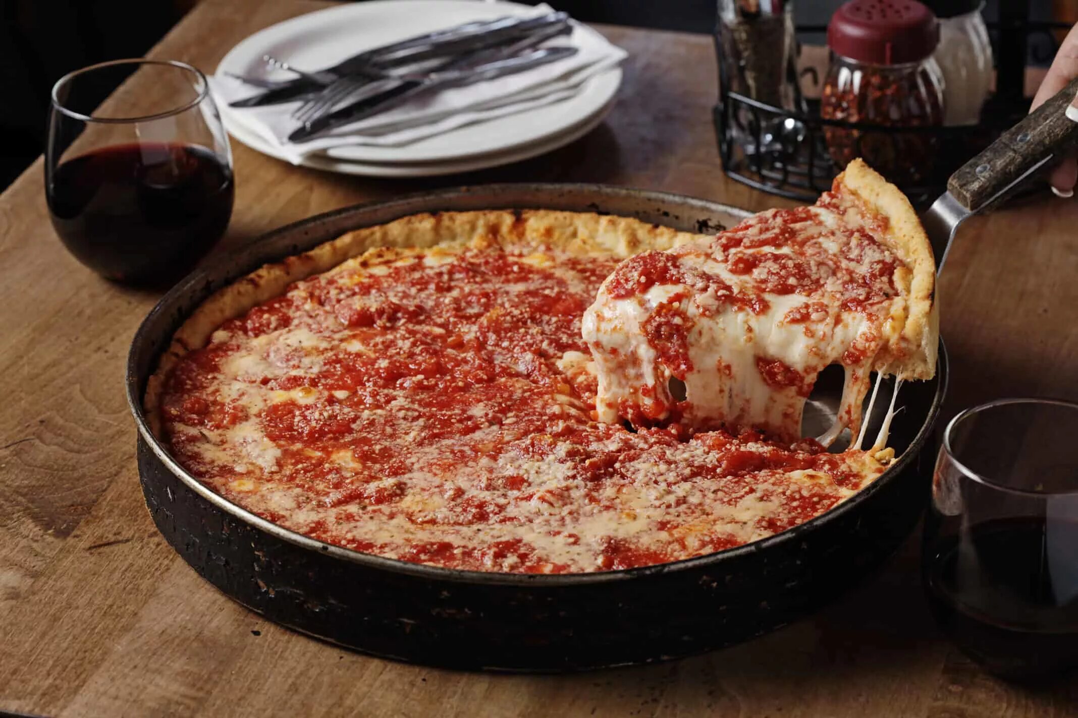 Пицца deep dish. Американская пицца чикаго. Чикагская пицца. Пицца дип диш в москве. Чикаго дип диш.