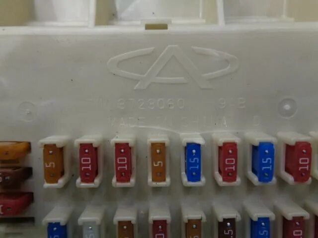 Блок предохранителей ваз 2101. Как сделать блок предохранителей. Блок предохранителей на ваз 2106 на 6 предохранителей. Блок предохранителей для видеонаблюдения. Предохранители ваз 2106.