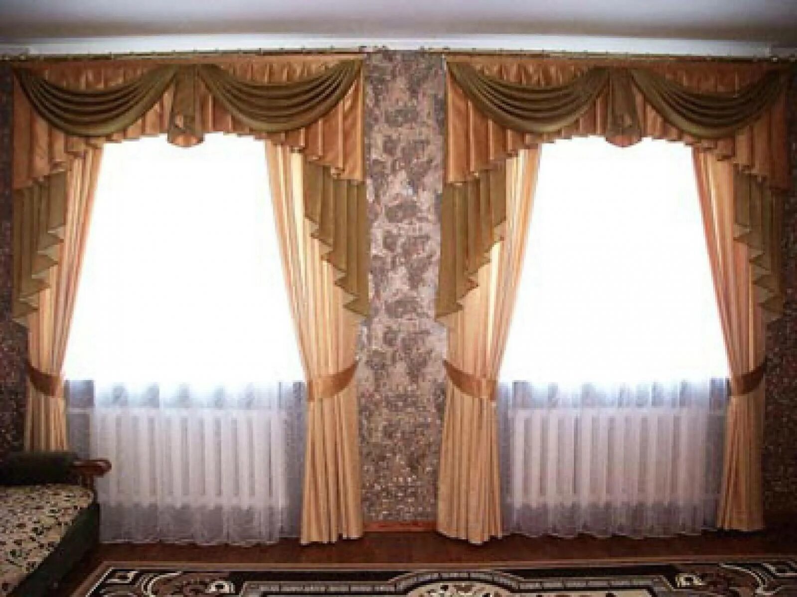 Шторы в гостиную на 2 окна. Фирма два окна. Шторы в зал на два окна. Шторы для зала с двумя окнами. Шторы на 2 окна рядом.