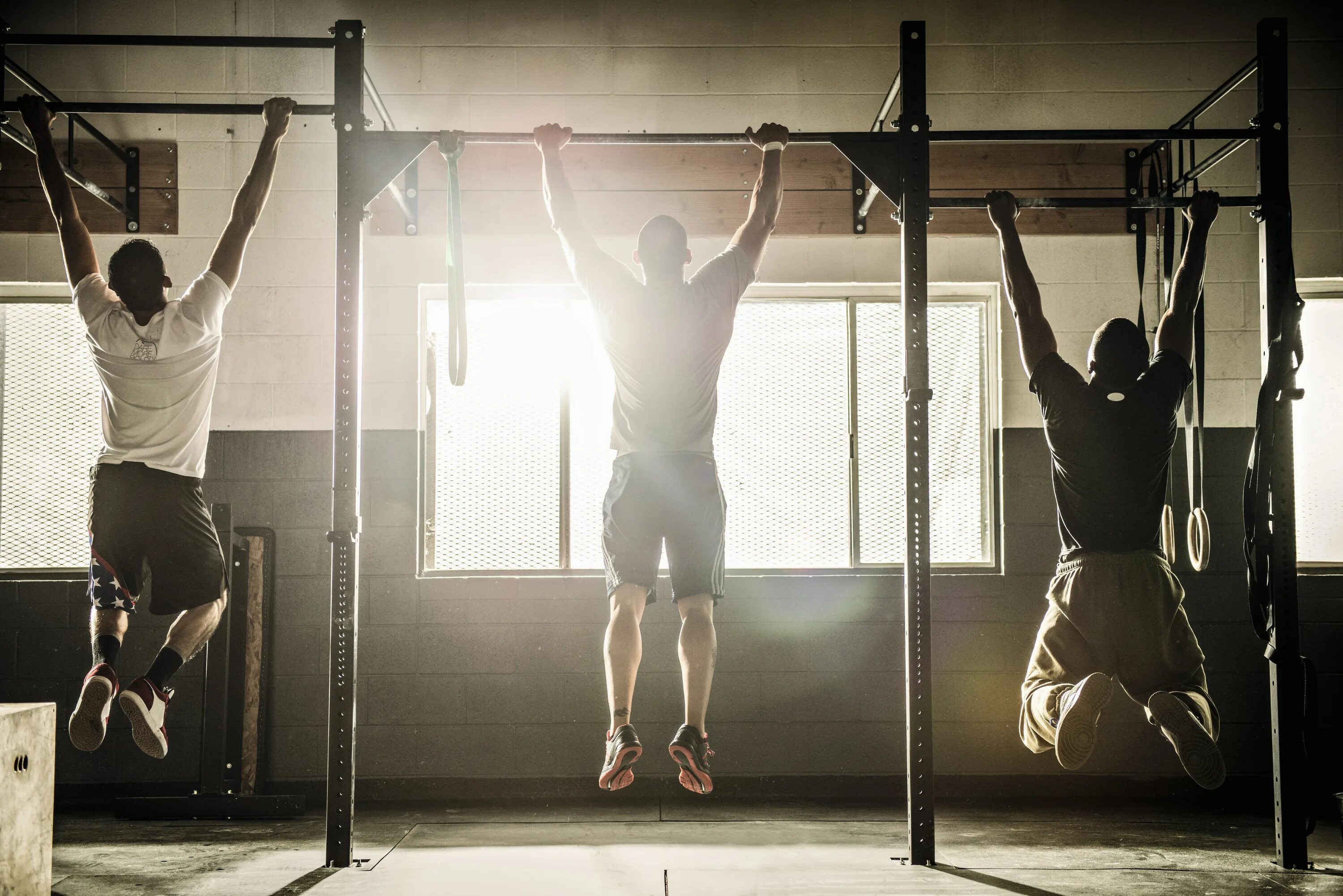 Пытки в спортзале. Подтягивания (Pull-ups):. Человек на турнике. Турник. Подтягивание на перекладине в зале.