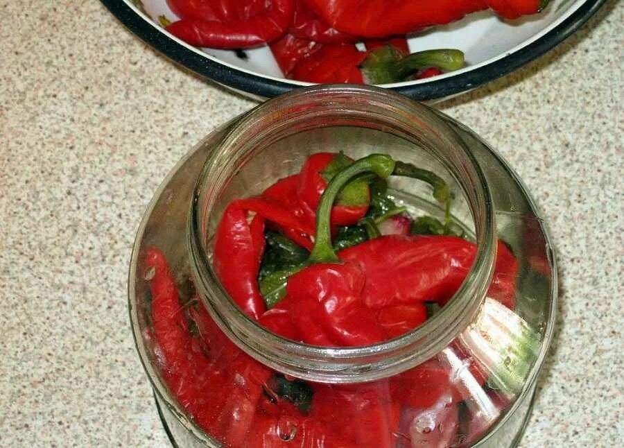 Заготовка горького стручкового перца на зиму. Острый перец на зиму. маринованный красный перец острый. заготовки на зиму из горького перца. красный горький стручковый перец на зиму.